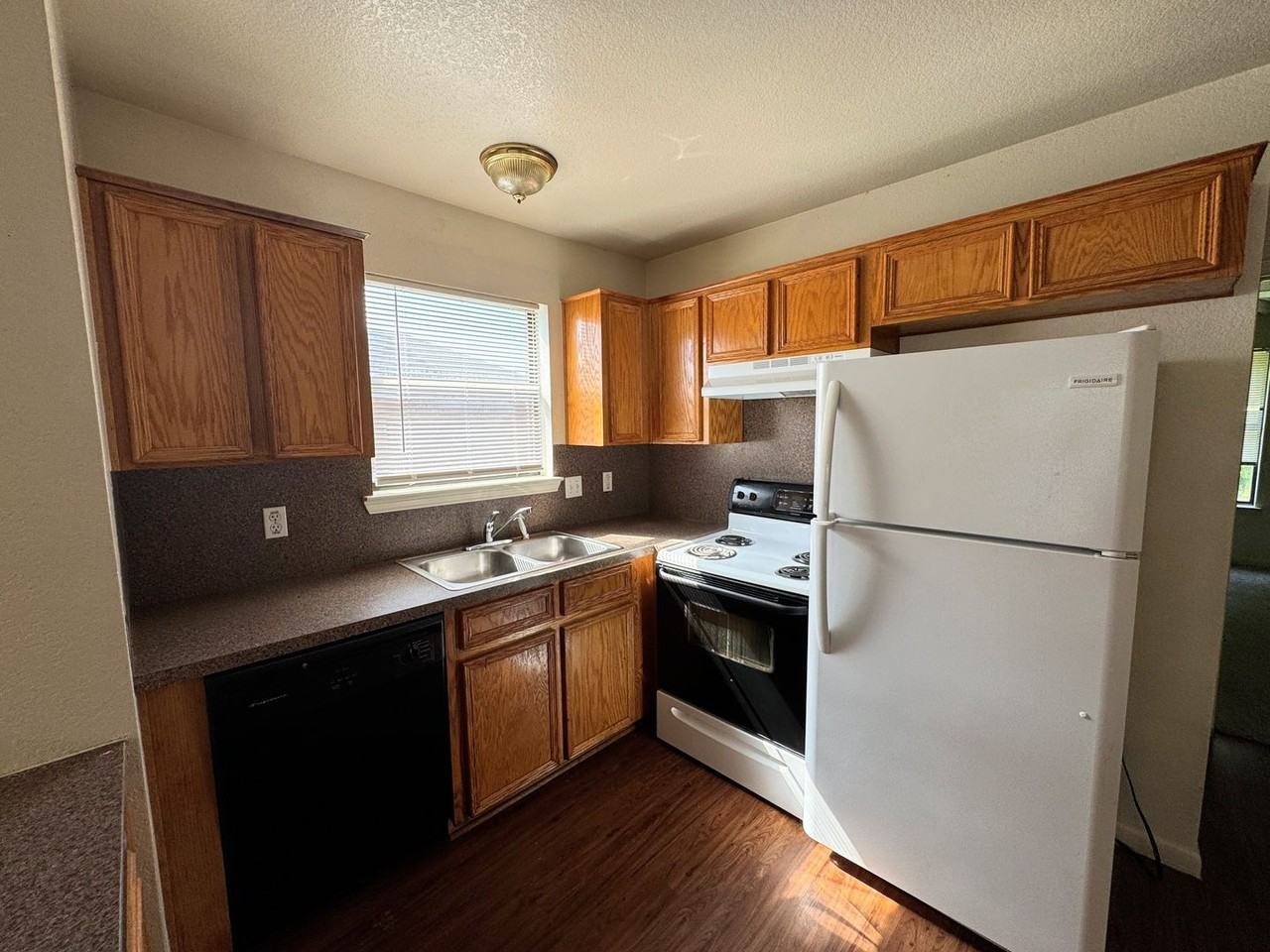 1100 Lansberry - Photo 7 of 42