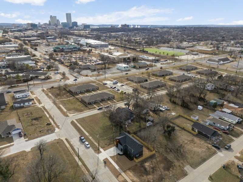 1532 N Madison Ave - Photo 3 of 20