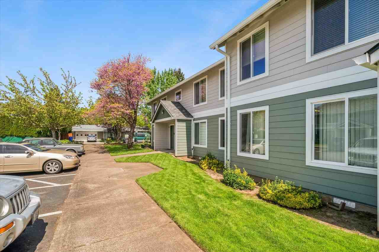 Bristol Court Apartments - Photo 3 of 25