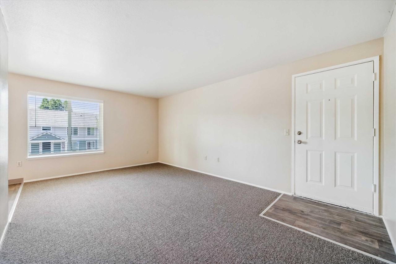 Bristol Court Apartments - Photo 5 of 25