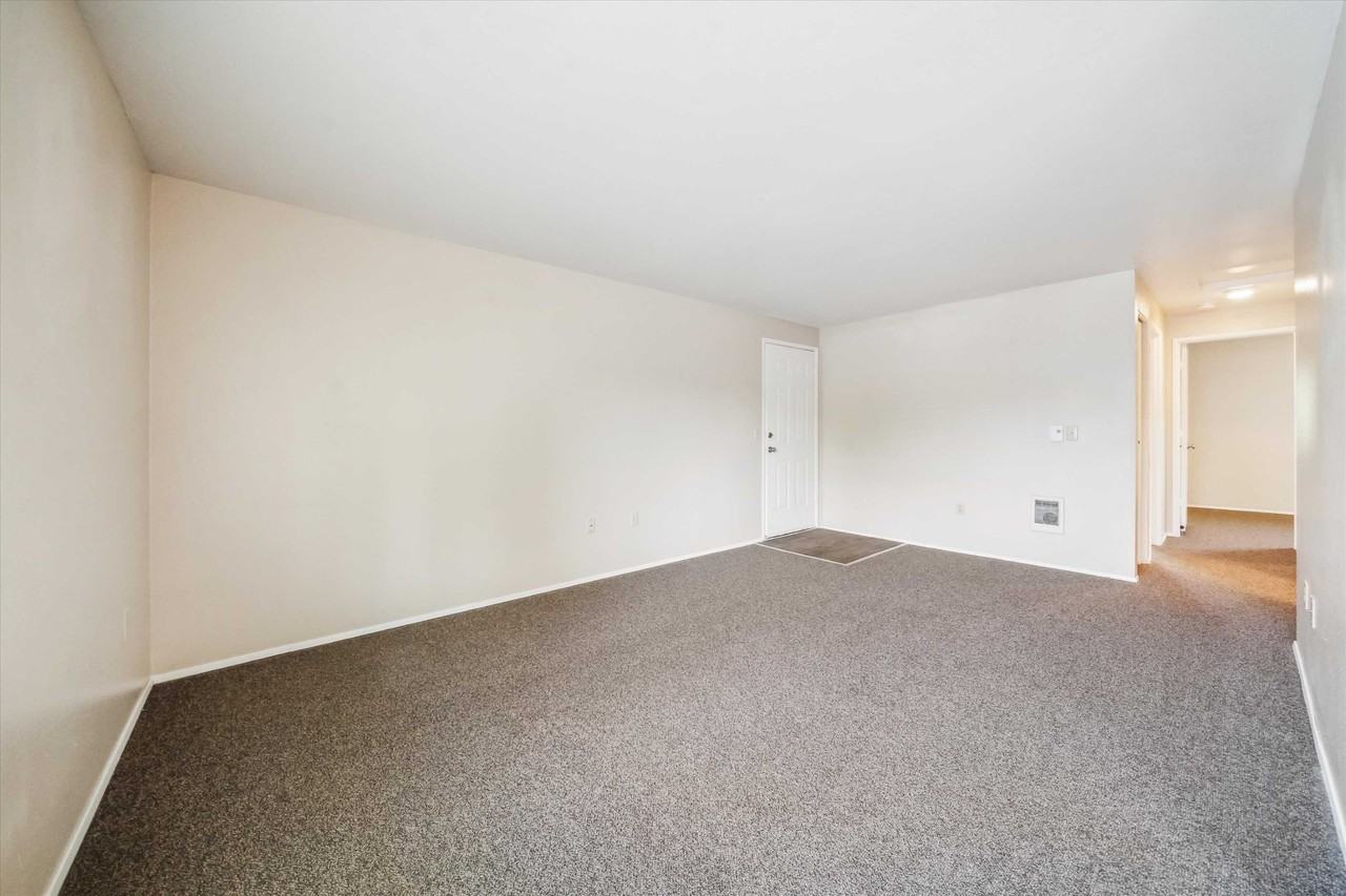 Bristol Court Apartments - Photo 6 of 25