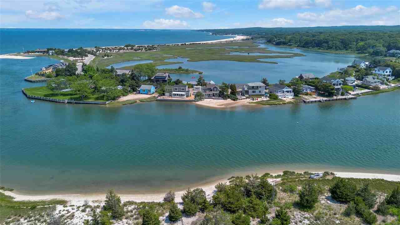 286 Towd Point Rd - Photo 2 of 37