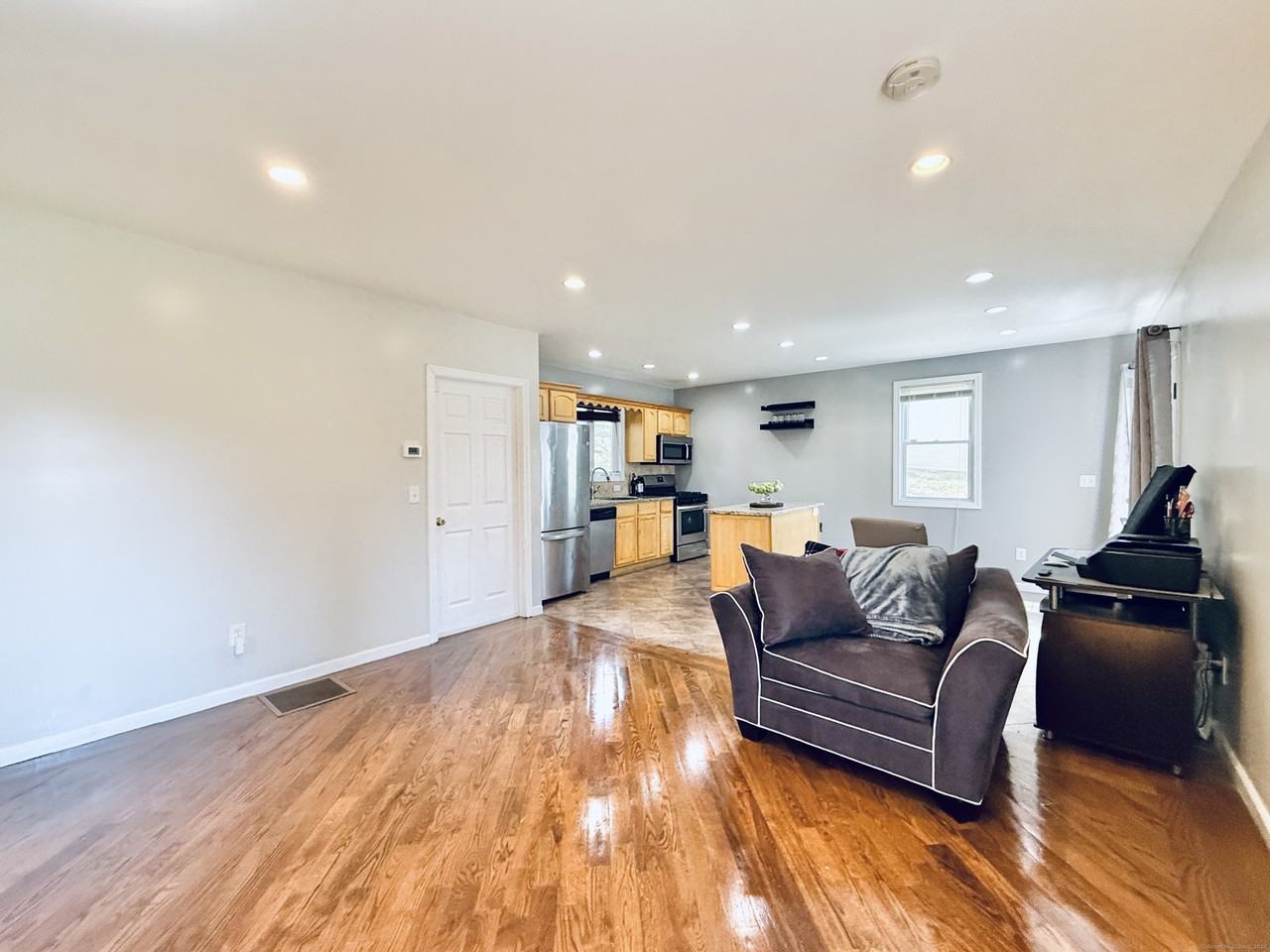 80 Moffitt St - Photo 3 of 20