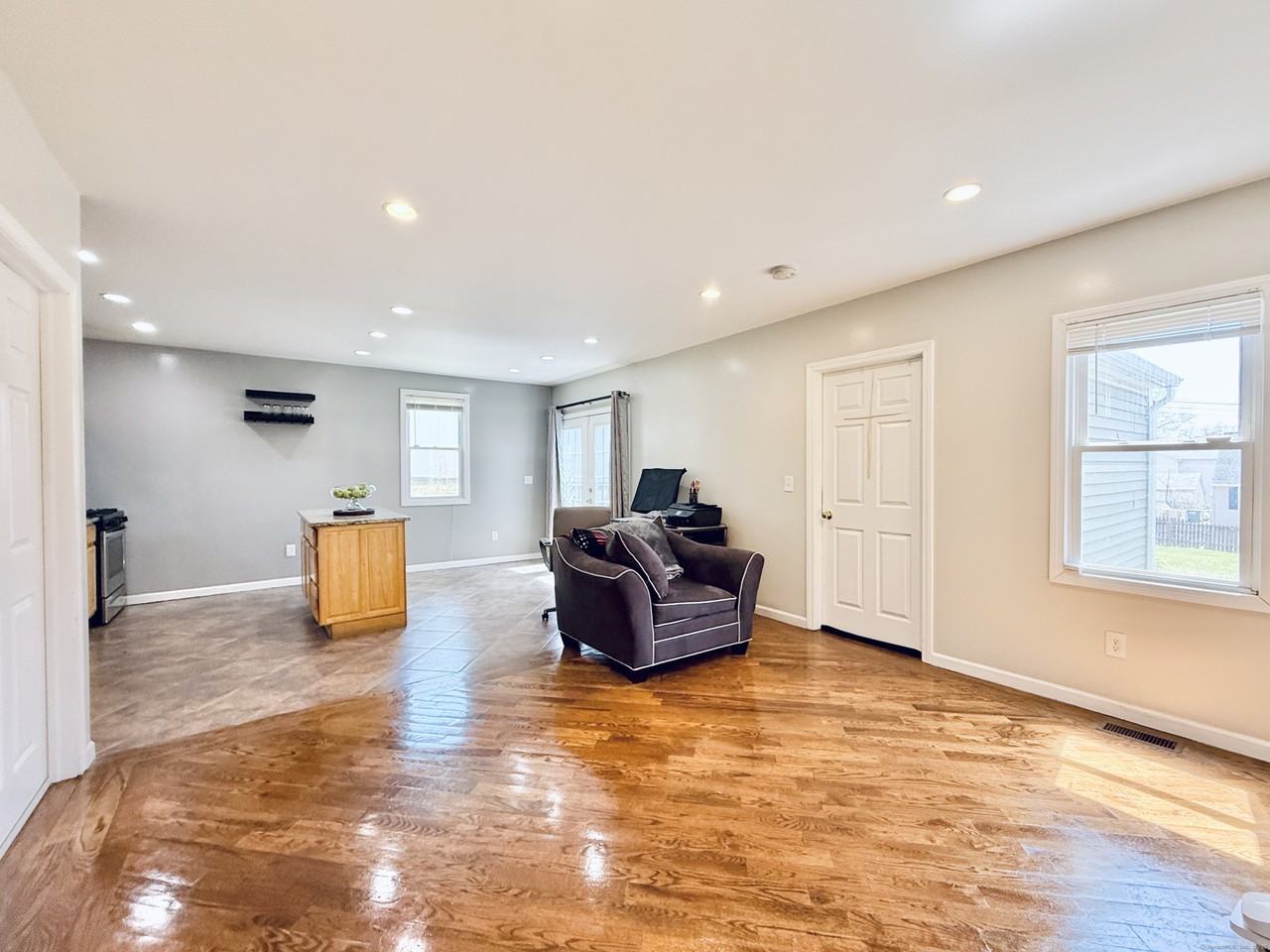 80 Moffitt St - Photo 4 of 20