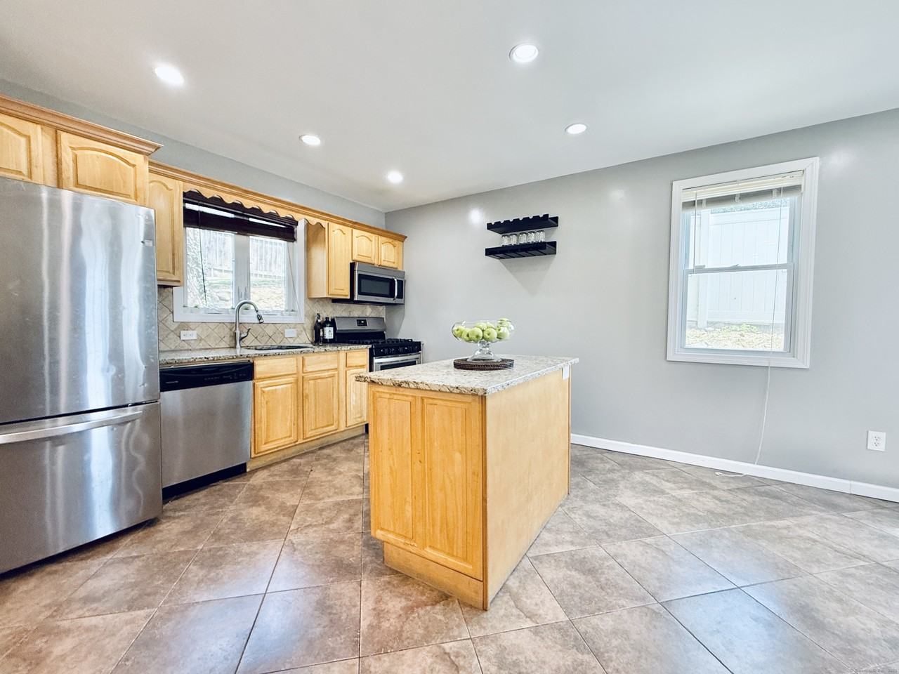 80 Moffitt St - Photo 5 of 20