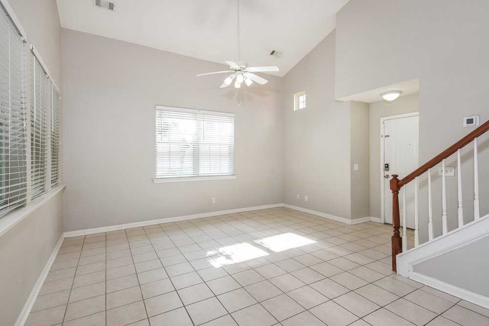 1204 W Oaks Way - Photo 5 of 17