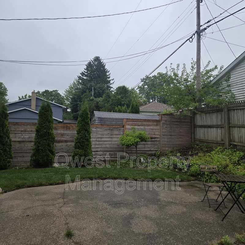 2236 Elmwood Dr Se - Photo 2 of 14