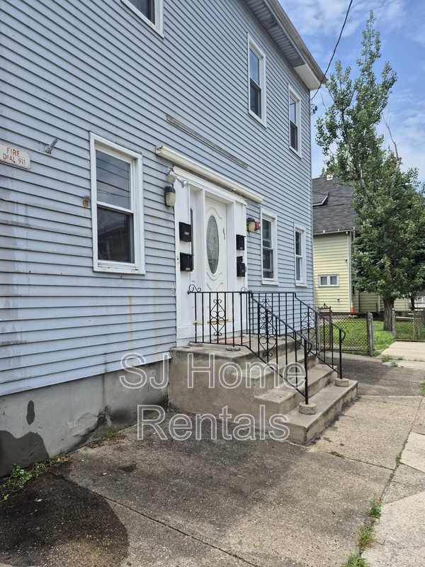 414 Powell St - Photo 2 of 15