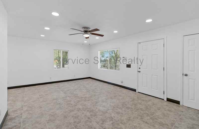 4301 N 15th Dr - Photo 2 of 22