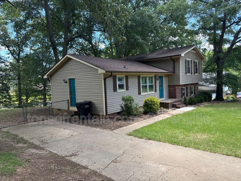 105 Chuckwood Dr - Photo 2 of 11