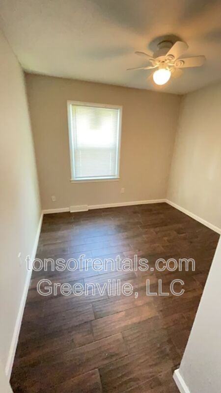 105 Chuckwood Dr - Photo 4 of 11