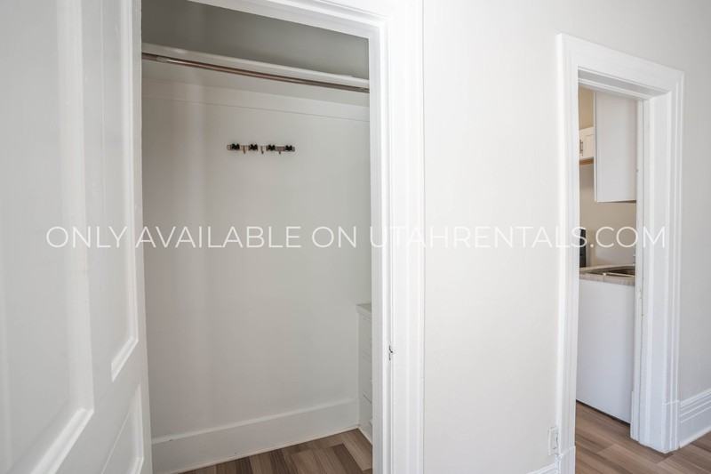 955 E St #5 - Photo 4 of 19