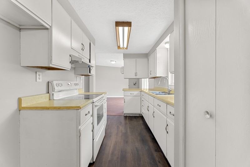 6611 Scofield Rd - Photo 3 of 16