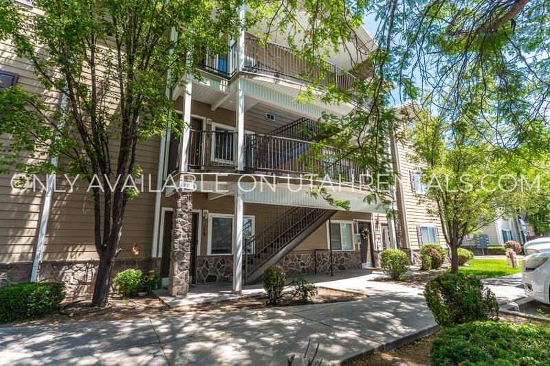 389 S State St #24 - Photo 3 of 22
