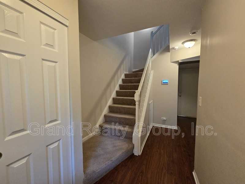 250 W Whispering Oaks Ln - Photo 2 of 17