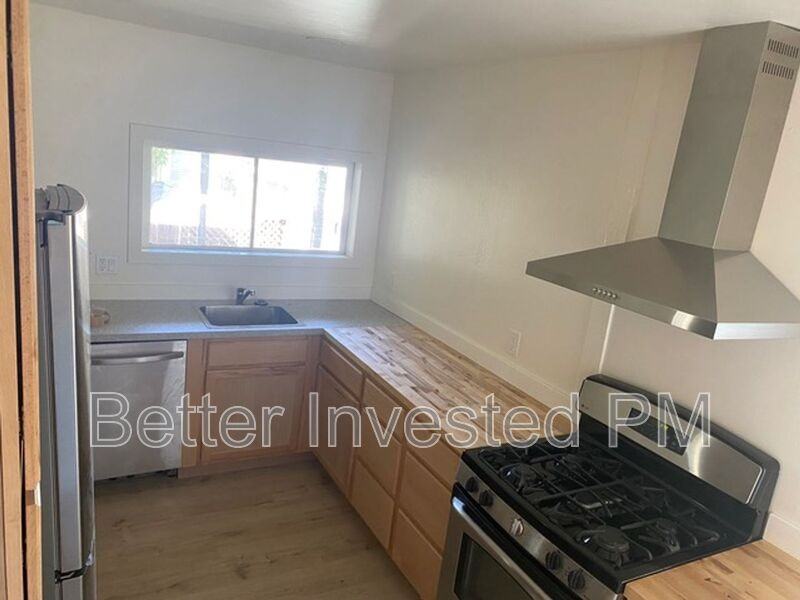 325 Plaza St - Photo 3 of 10