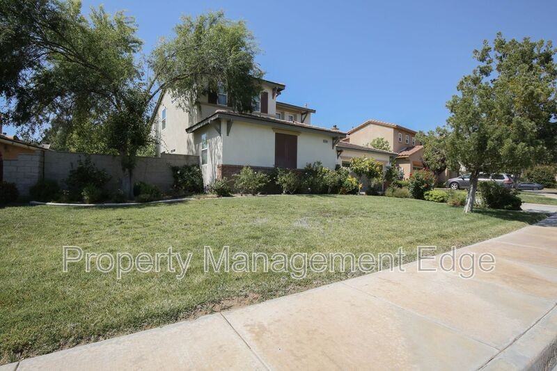 31804 Bottle Brush St - Photo 3 of 39