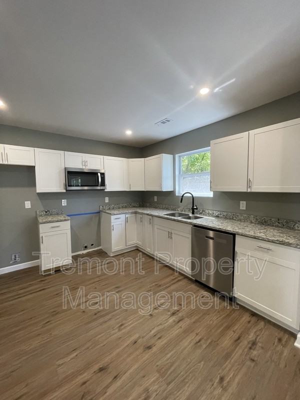 2110 Allin St - Photo 6 of 8