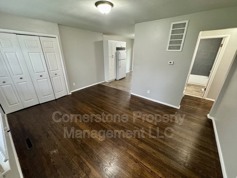 1521 W 22nd Ter - Photo 3 of 7