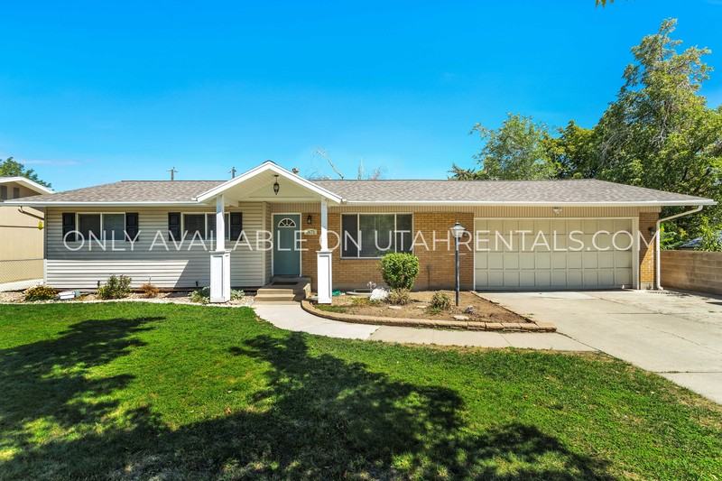 1671 E St - Photo 2 of 29