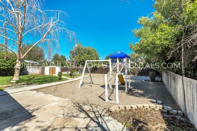 1671 E St - Photo 4 of 29