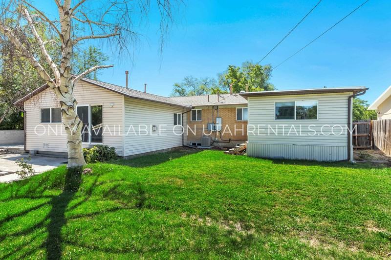 1671 E St - Photo 6 of 29