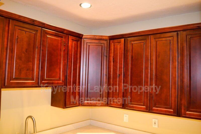 460 South Lake St - Photo 6 of 29