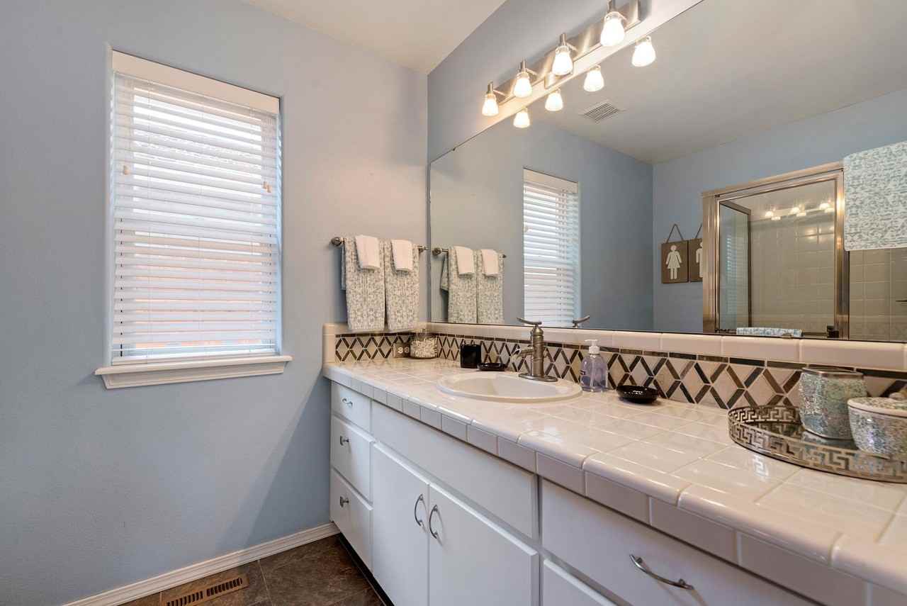 4877 Lakes Edge Pl