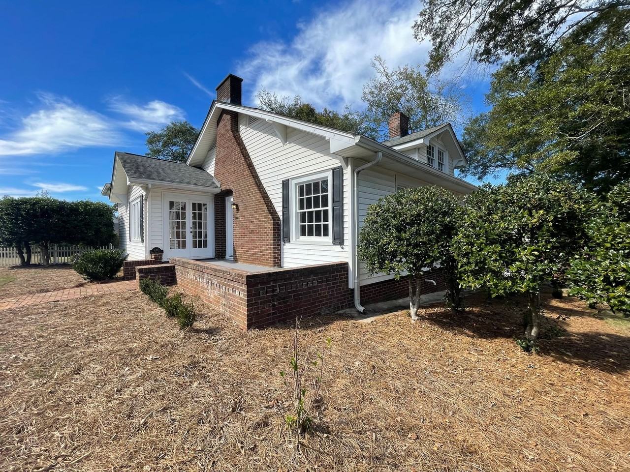 425 E 9th St Se - Photo 2 of 50