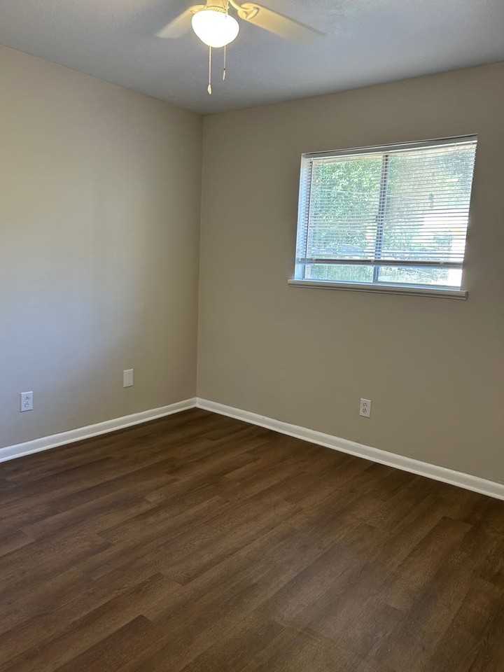 127 Monroe St - Photo 3 of 11