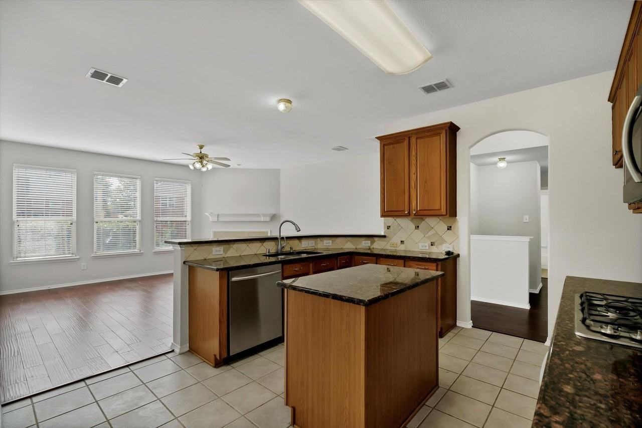 4404 Waskom Dr - Photo 5 of 27
