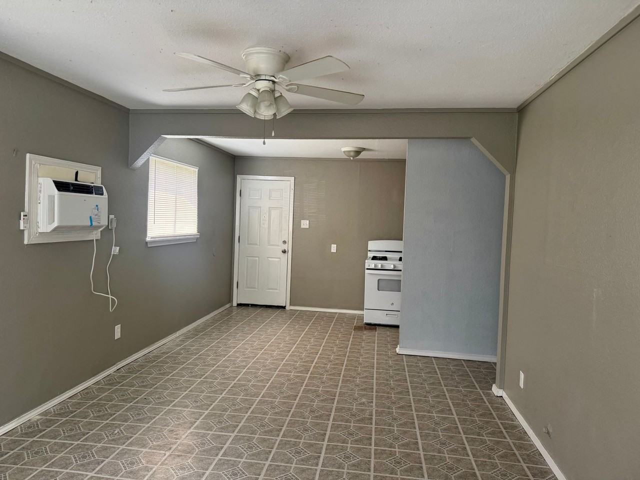 915 Sams Dr - Photo 2 of 9