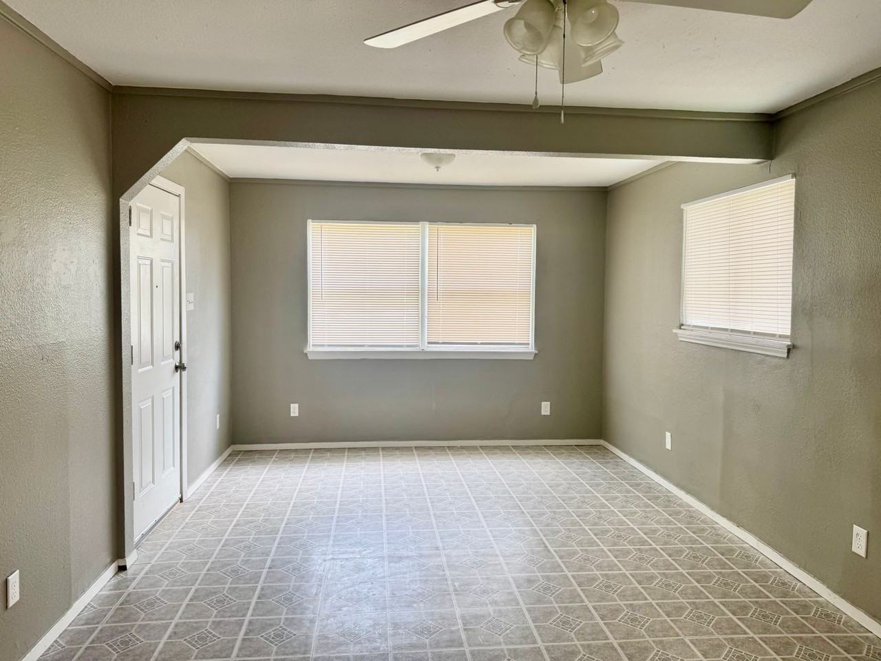 915 Sams Dr - Photo 3 of 9