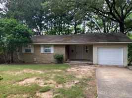 featured image of 1306 E Twin Lakes Dr