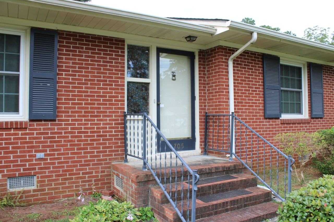 1705 Hillcrest Dr W - Photo 2 of 28