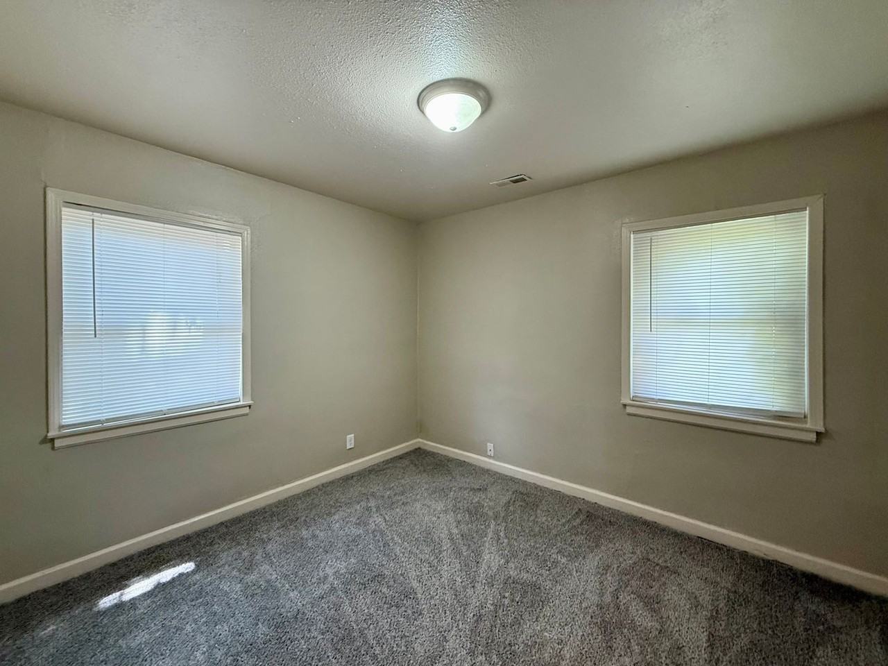 607 S Fountain St - Photo 5 of 9