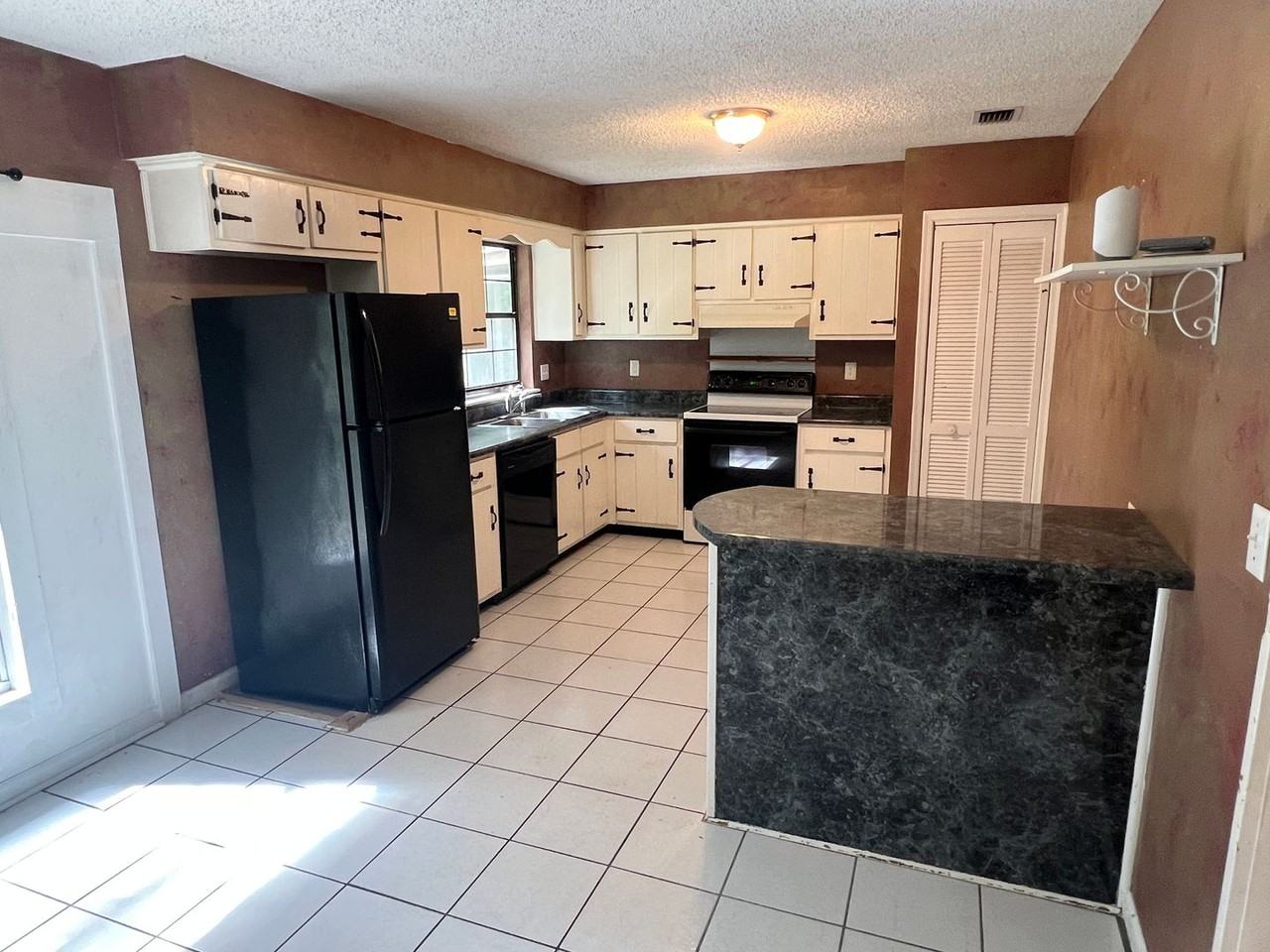 106 Windtree Ln - Photo 2 of 9