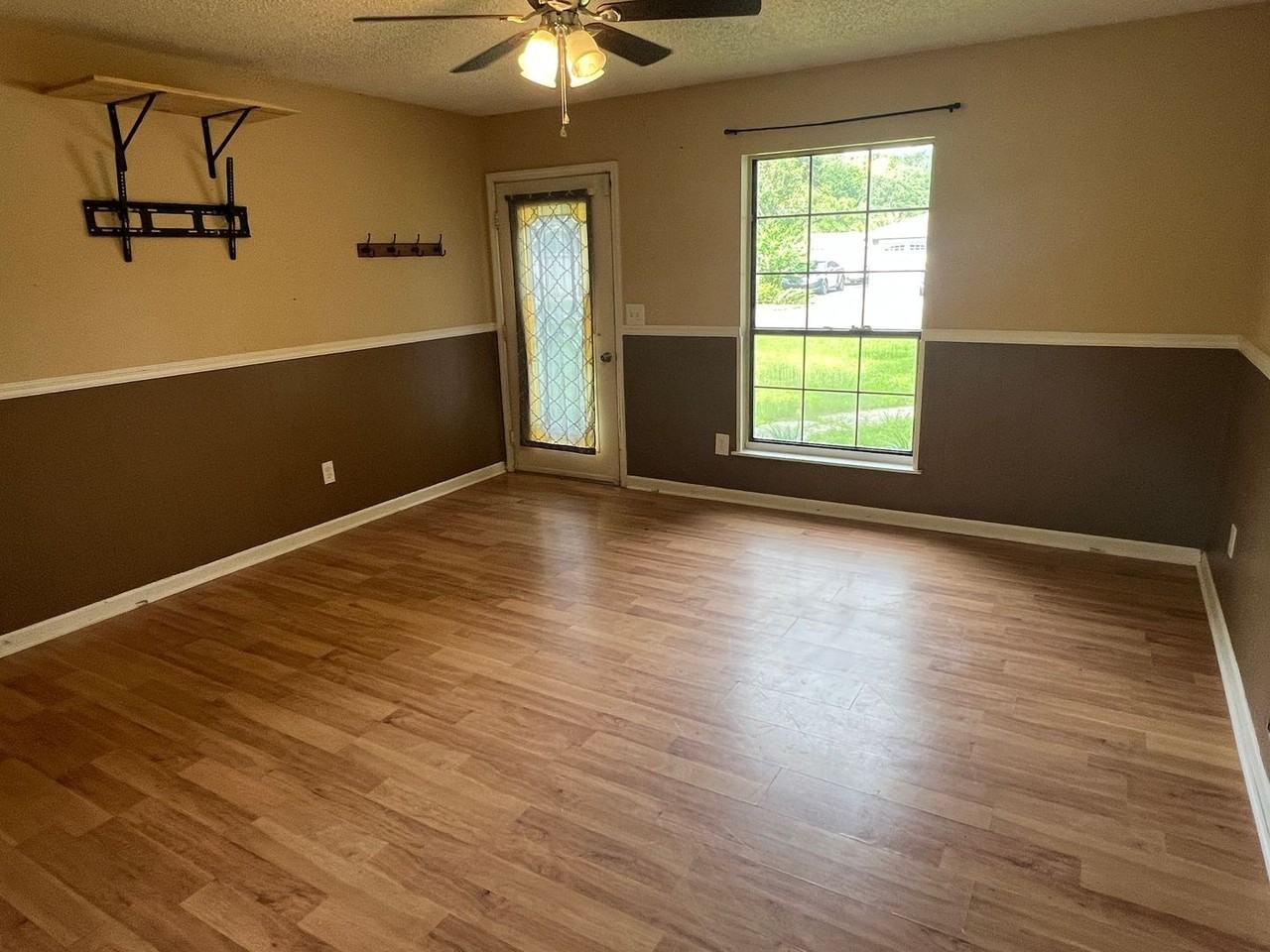 106 Windtree Ln - Photo 3 of 9