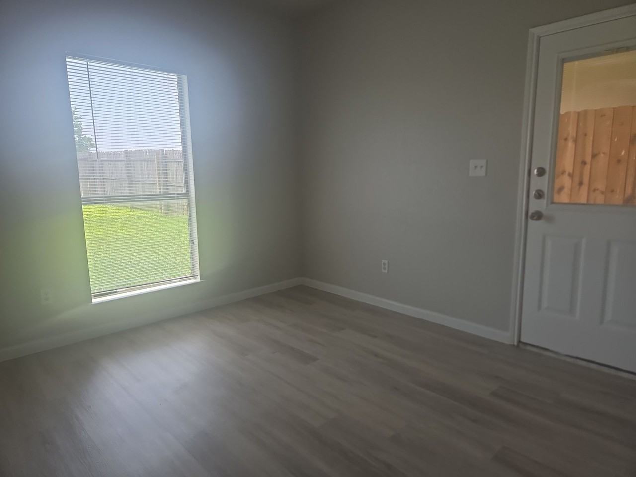 129 - 131 Collette Court - Vasantha Honeyman Coker Trust - Photo 3 of 8