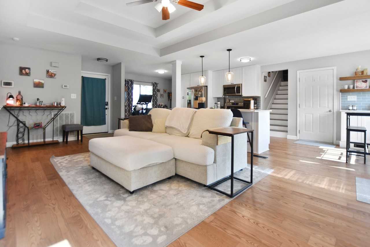1422 Amy Ave - Photo 3 of 22