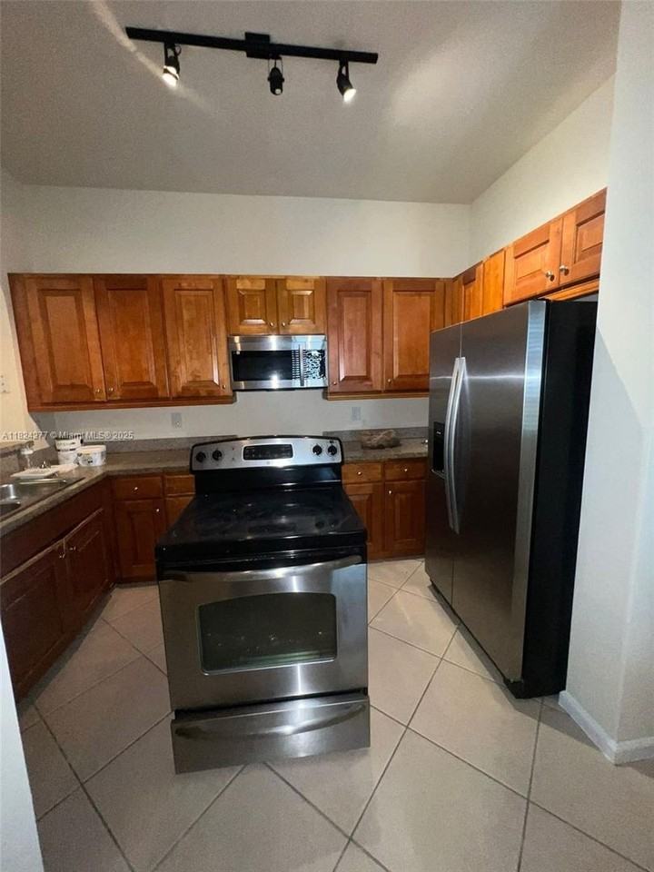 3500 Oaks Clubhouse Dr - Photo 2 of 16