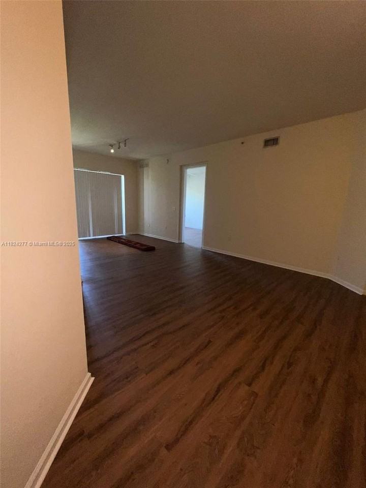 3500 Oaks Clubhouse Dr - Photo 5 of 16