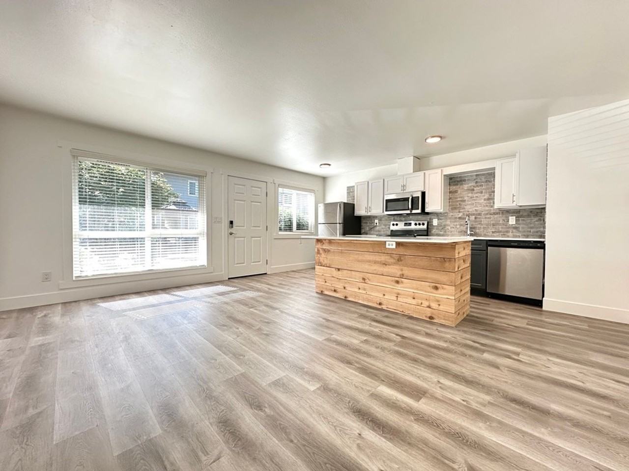 J3 Apartments - Photo 5 of 25