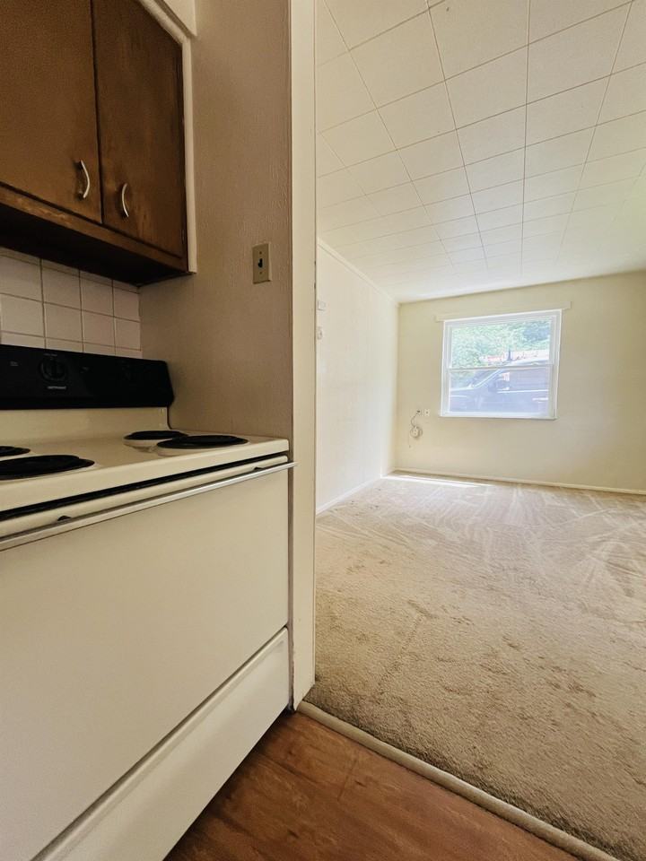 4596 -4598 Hamilton Avenue - Photo 3 of 11