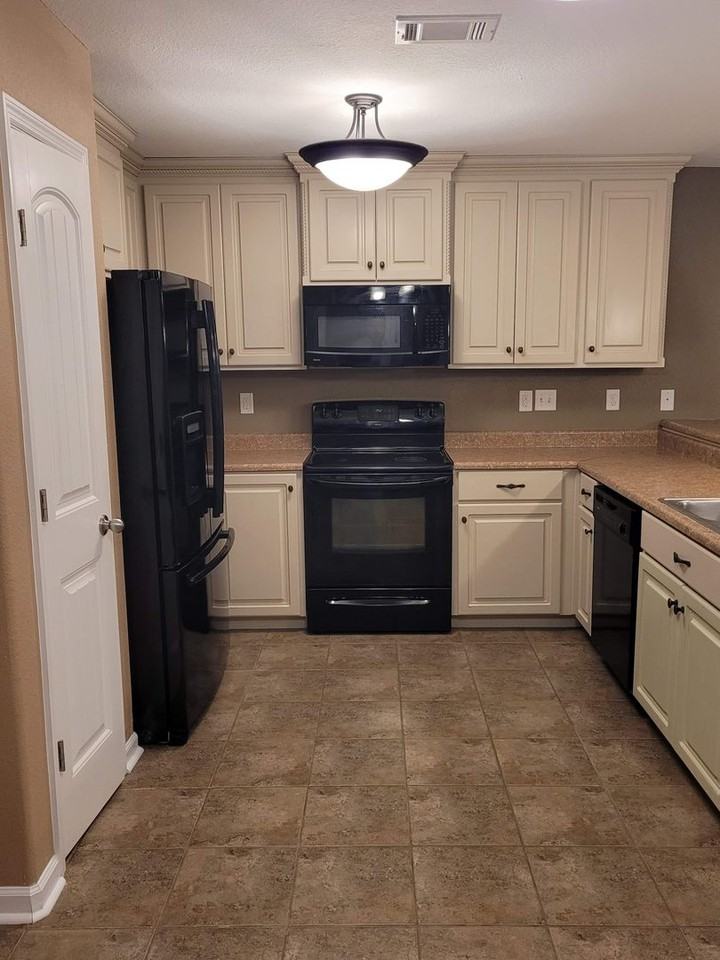 5365 Branch Point Dr - Photo 3 of 18