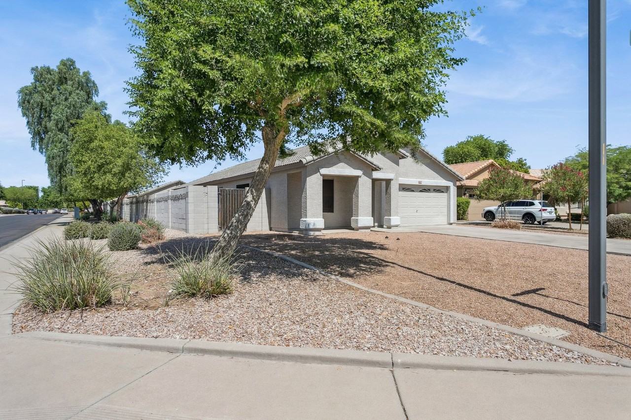 1556 N Rockwell Ct - Photo 3 of 30