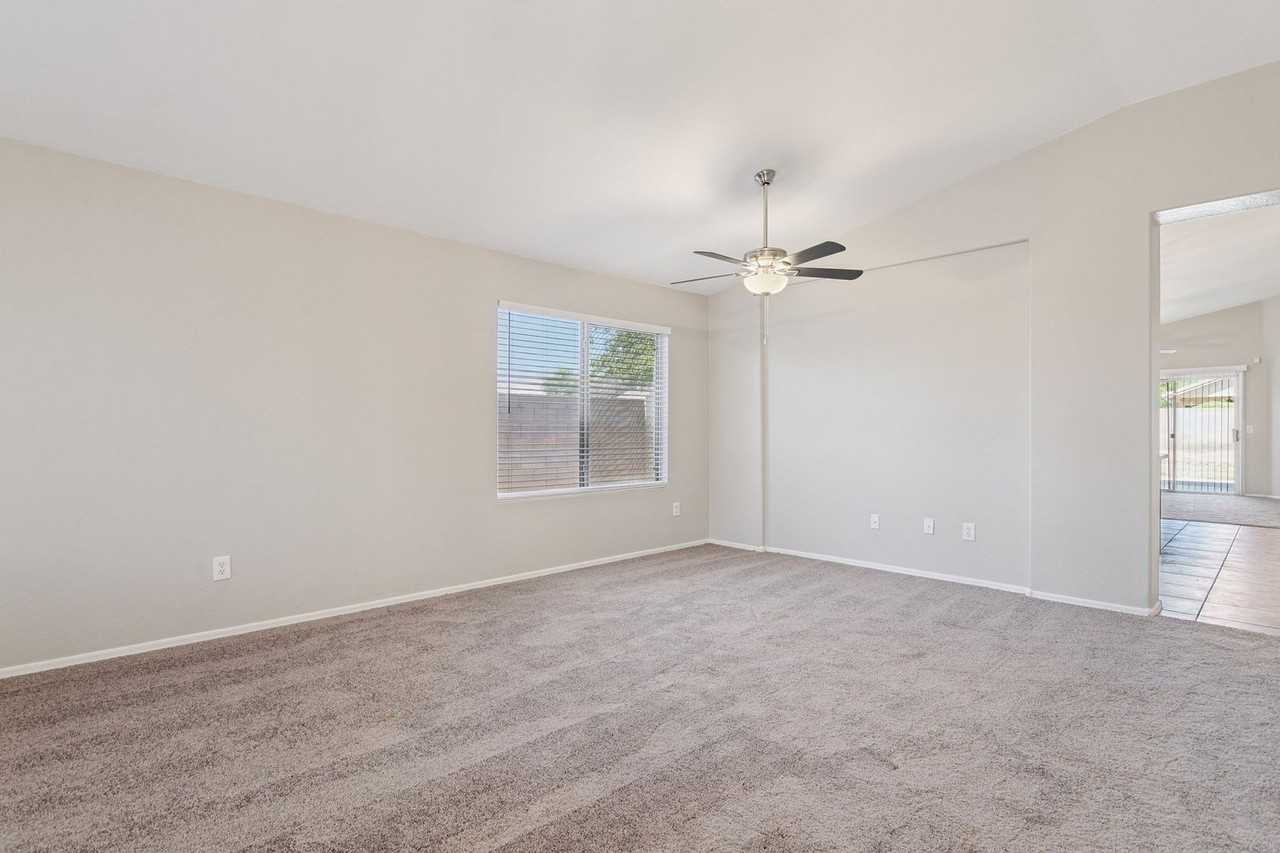 1556 N Rockwell Ct - Photo 4 of 30