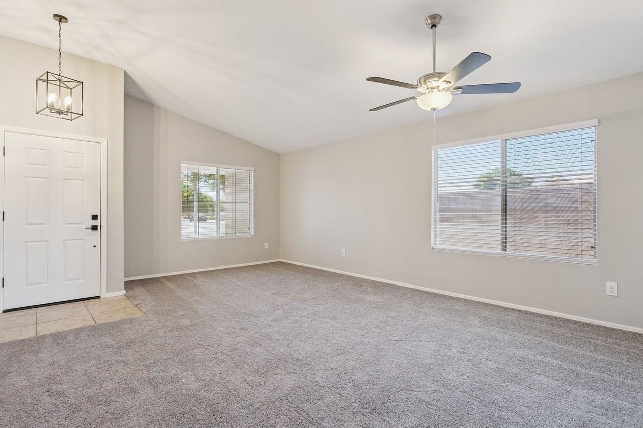 1556 N Rockwell Ct - Photo 5 of 30