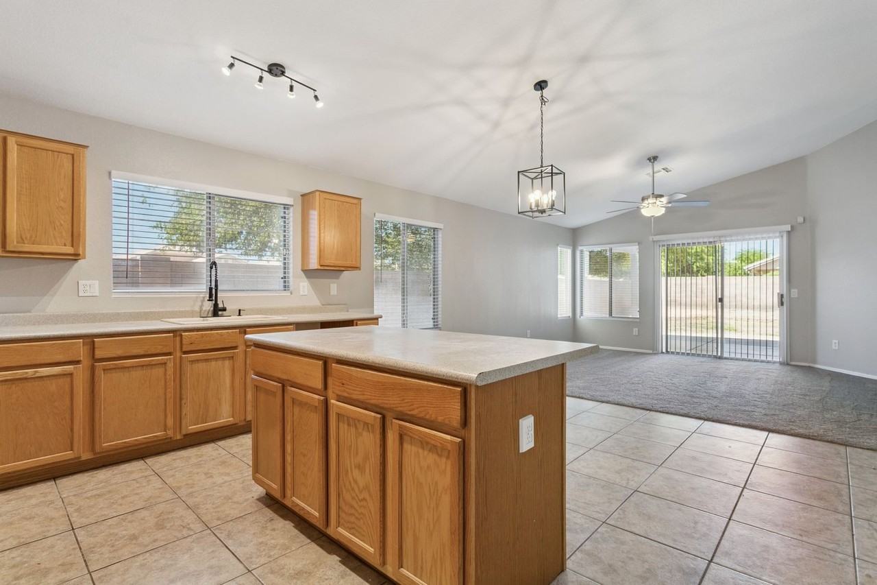 1556 N Rockwell Ct - Photo 6 of 30