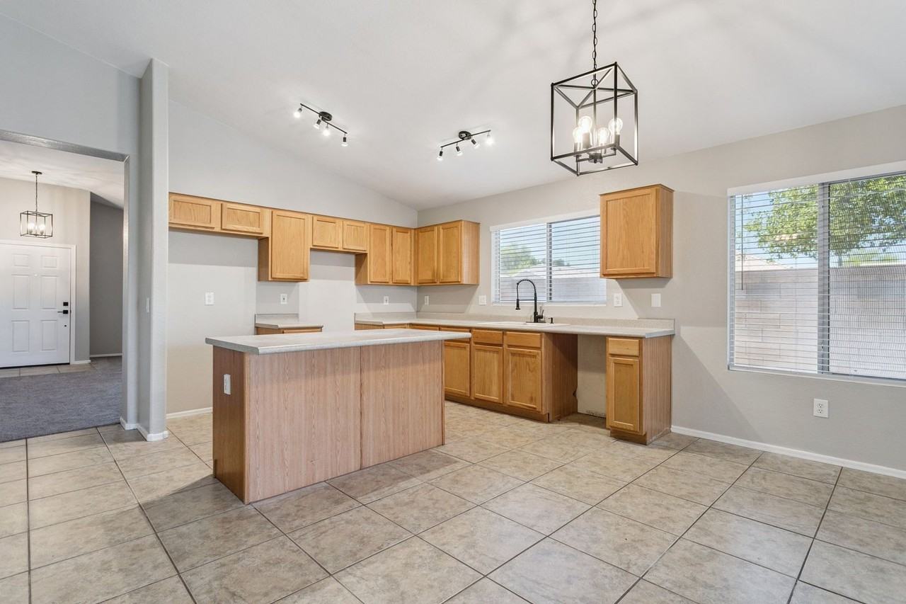1556 N Rockwell Ct - Photo 7 of 30